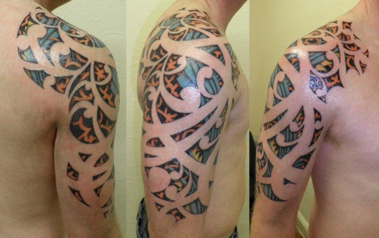 Överarmen tatuering sätt tribal orange blå färg
