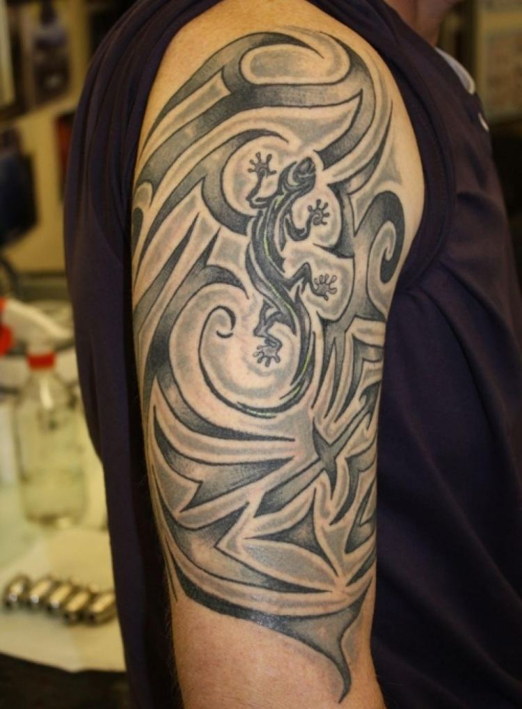 Överarm tatuering sätt tribal maori gecko skugga