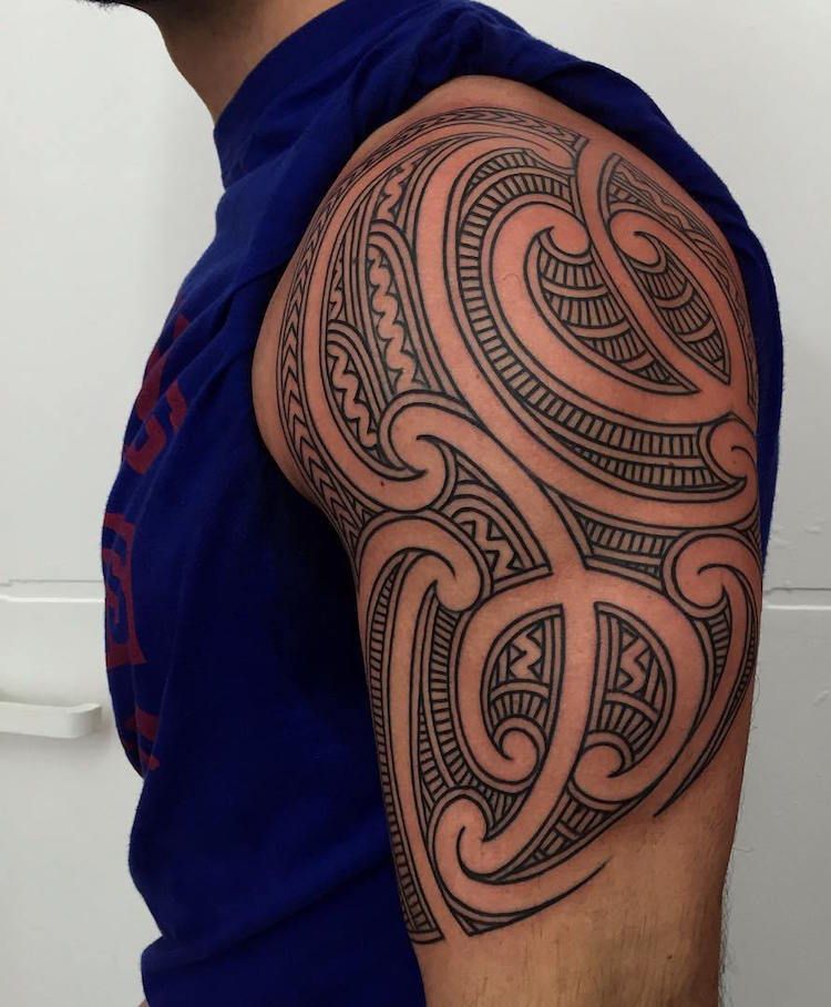 Arm-tatuering-män-stam-motiv-maori-svart