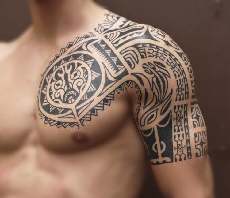 Överarmstatuering sätt-tribal-maori-motiv-gecko-tiki-enata