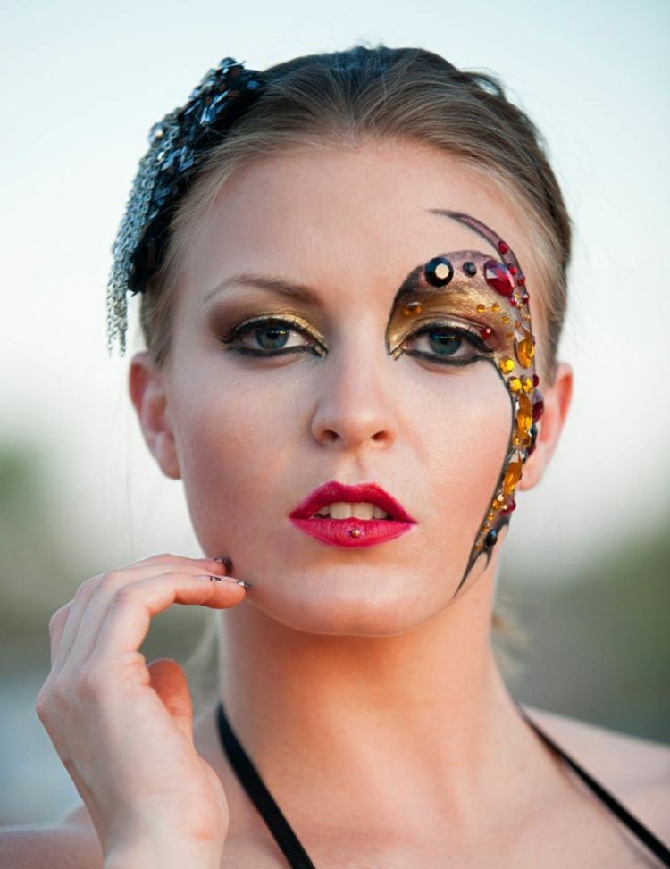 Makeup-tips för karnevalstrassstenar med guldmönster