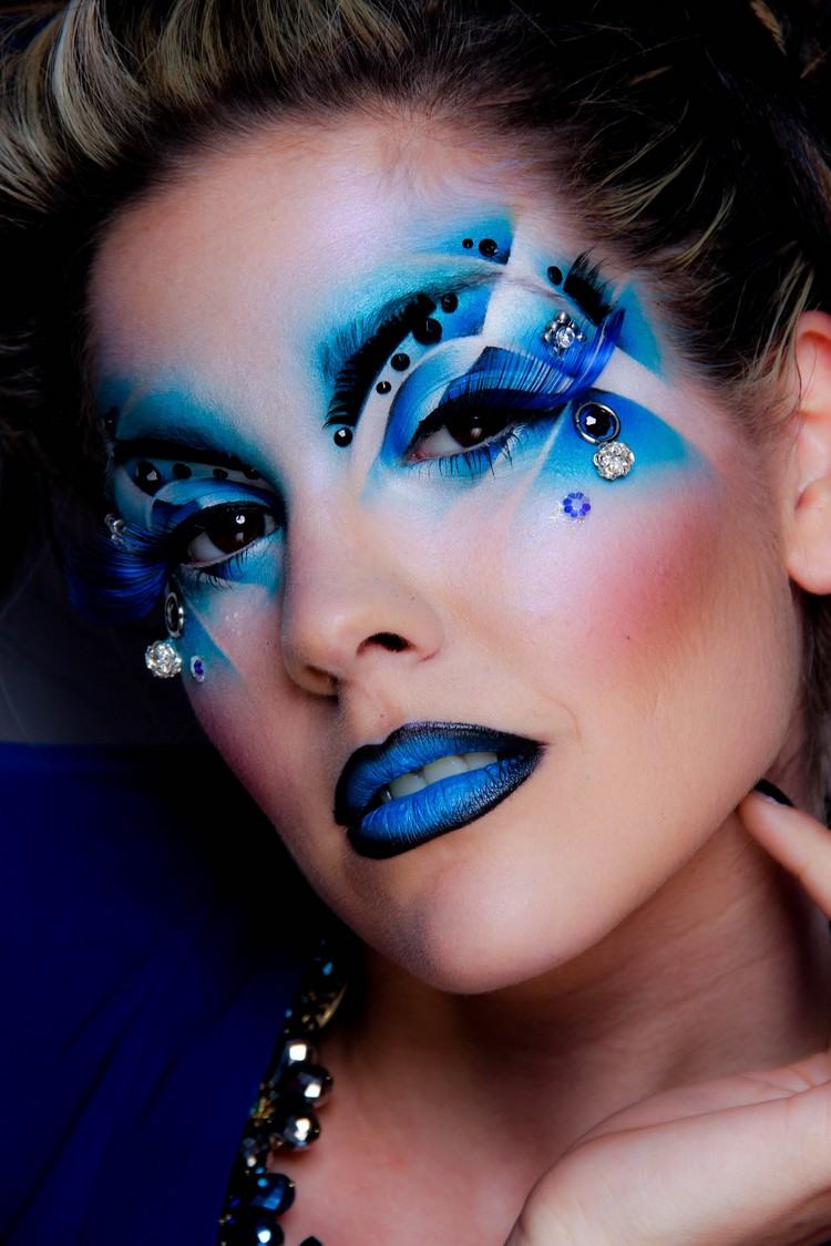 Makeup-tips-karneval-blå-make-up-ögon-läppar-strass