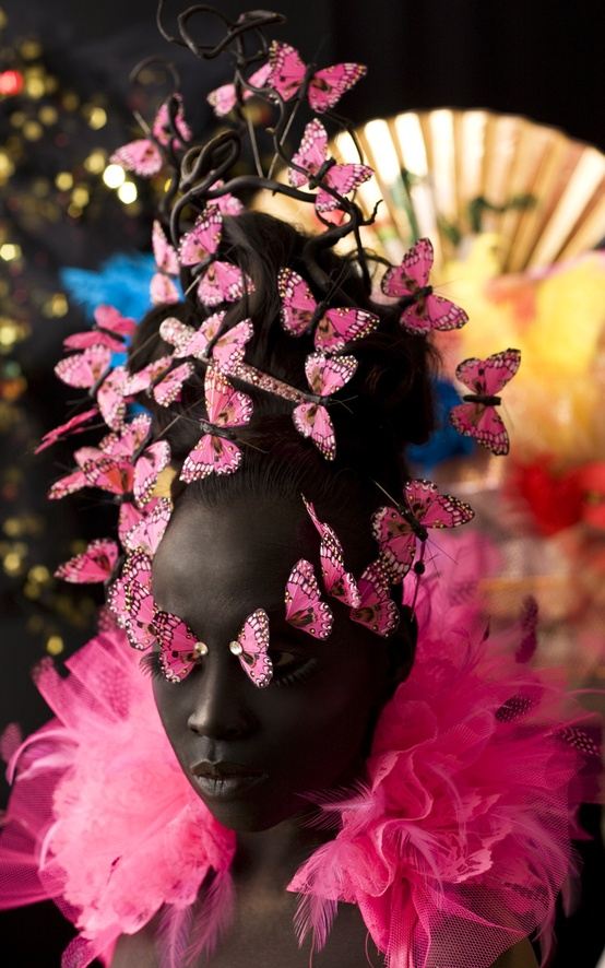Sminkstips Mardi Gras fjärilar rosa fjäderboa