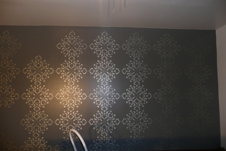 väggmålning-idéer-sovrum-gör-det-själv-antracit-grå-stencil-mönster-silver-ljusgrå