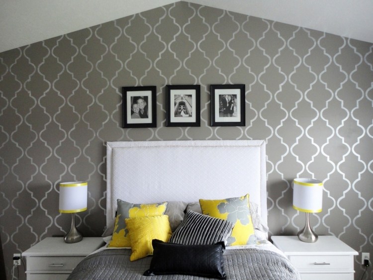 väggmålning-idéer-sovrum-gör-det-själv-mönster-stencil-grå-vit-gul-accenter