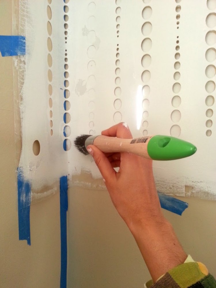 väggmålning-idéer-sovrum-gör-det-själv-DIY-prickar-pensel-dab-färg-vit