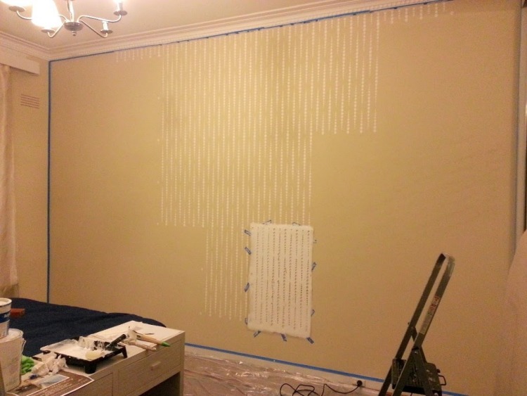 väggmålning-idéer-sovrum-gör-det-själv-DIY-prickar-instruktioner-steg-stencil-mönster-stege