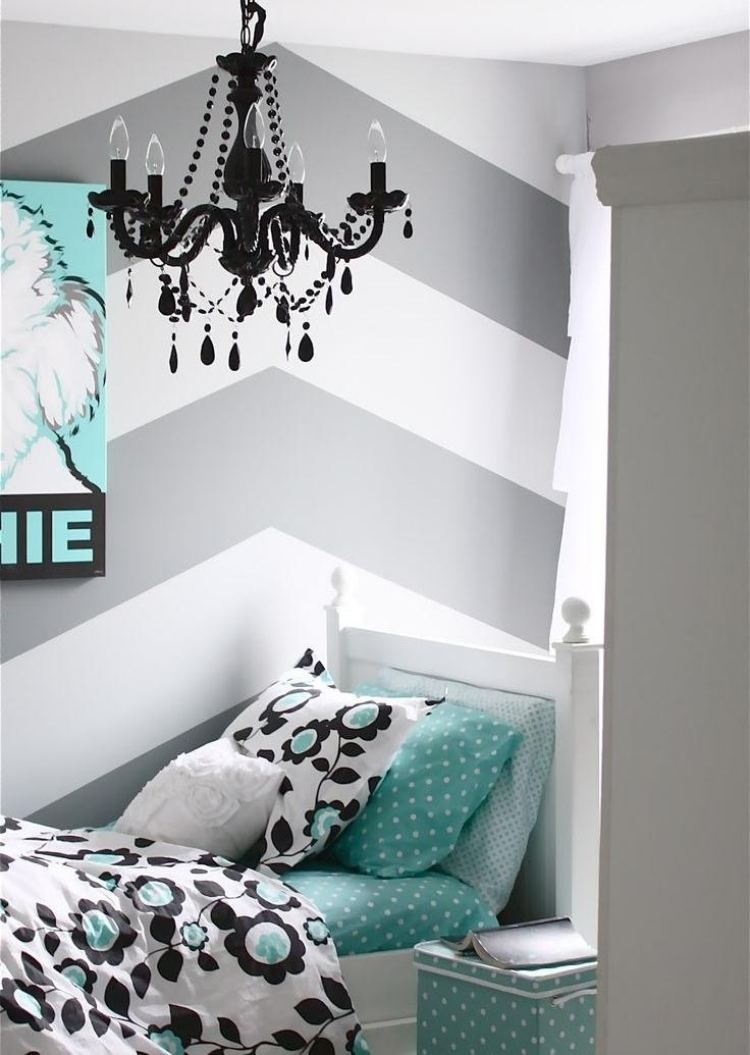 väggmålning-idéer-sovrum-gör-det-själv-ränder-vit-grå-sicksack-ljuskrona