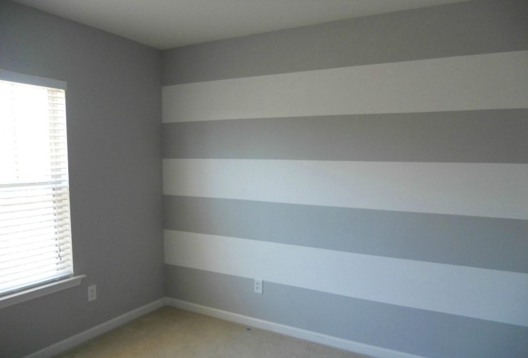 väggmålning-idéer-sovrum-gör-det-själv-DIY-ränder-vit-ljus-grå-färg-bred