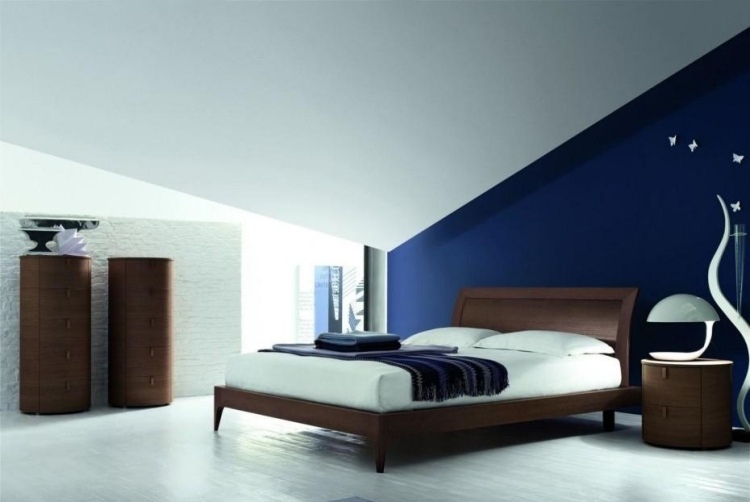 väggmålning-idéer-sovrum-gör-det-själv-takhöjd-vit-mörkblå-trämöbler-golv