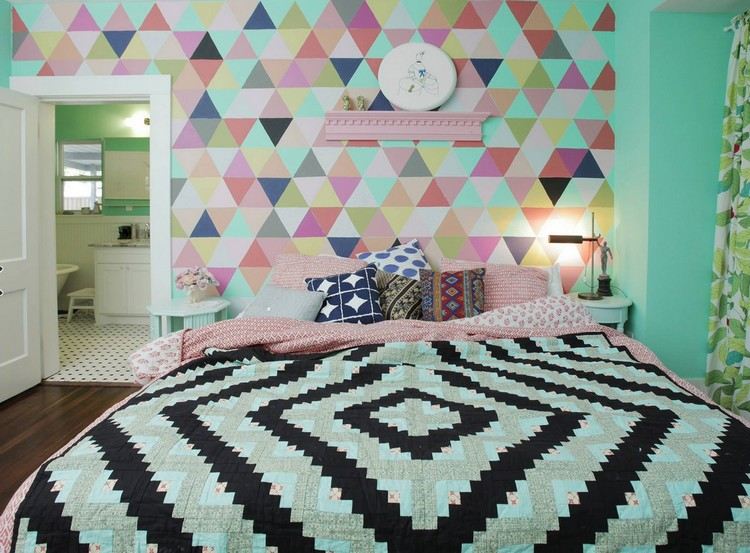 Vägg-idéer-gör-det-själv-sovrum-färgglada-trianglar-mintgrön-väggfärg