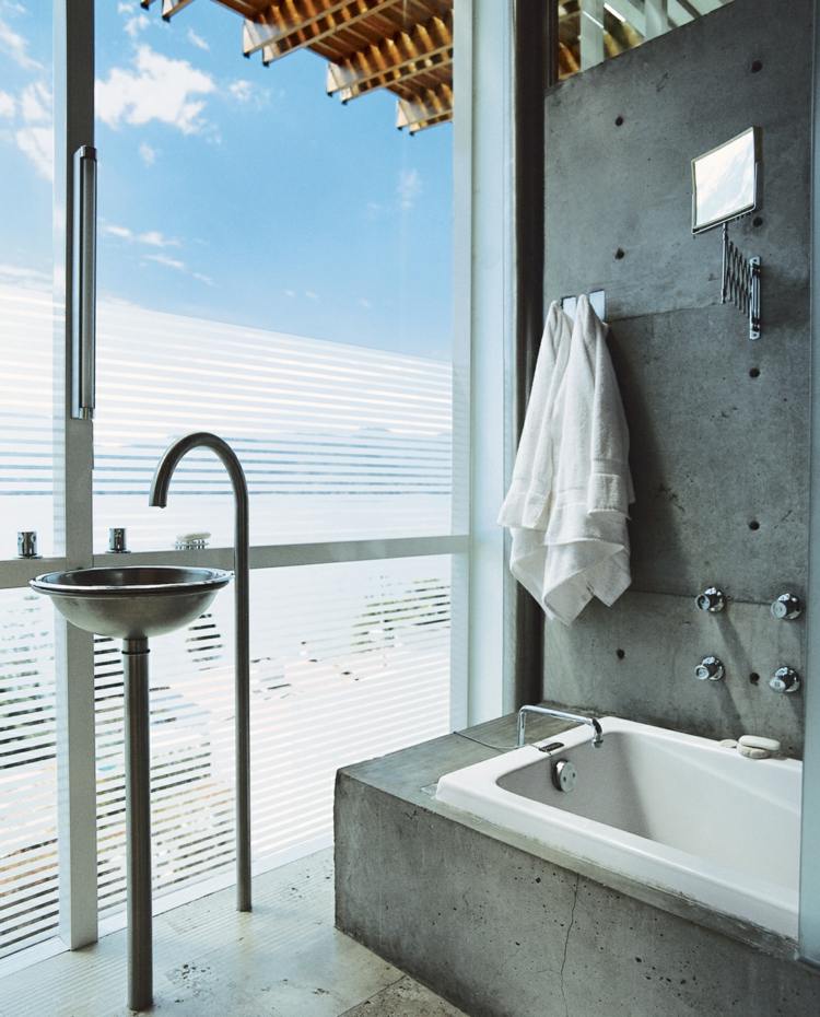 levande-idéer-för-badrum-modern-betong-optik-grå-vägg-bad-badkar-fönster-stora