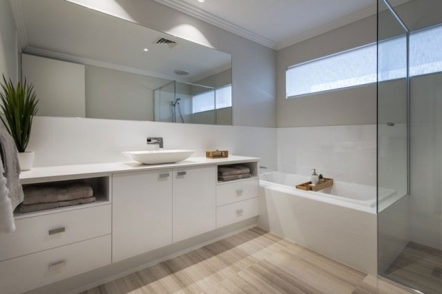 badrum-spegel-bakgrundsbelysning-vit-utrustning-duschkabin