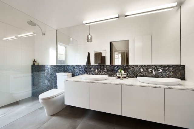 minimalistisk-badrum-design-monokrom-färger-vägg-bred-spegel-hängande-skåp