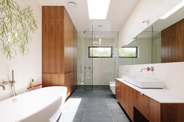 rymligt-badrum-golv-nivå-dusch-väggbeklädnad-i-trä