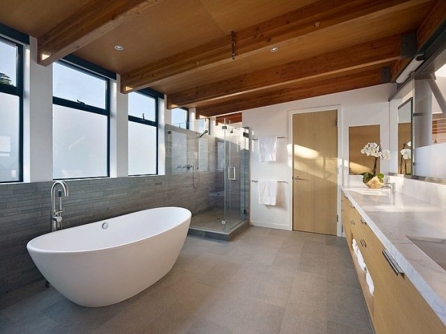 rymliga-badrum-design-idéer-fristående-badrum-möbler-komponenter