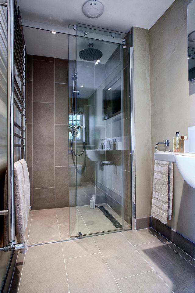 grå-vägg-golv-kakel-badrum-golv-nivå-dusch-partition-glas
