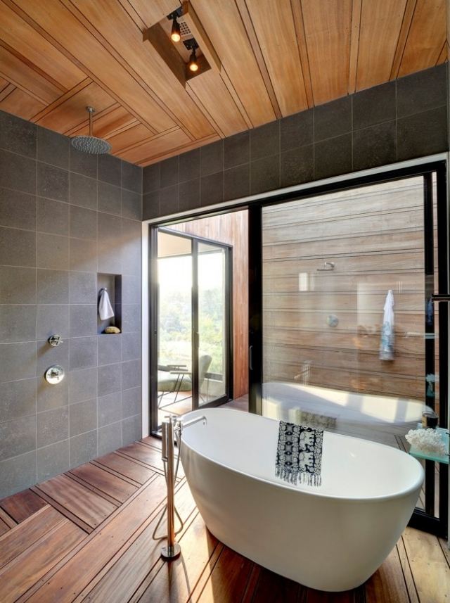 modernt-badrum-design-golv-nivå-dusch-trä-golv-fristående badkar