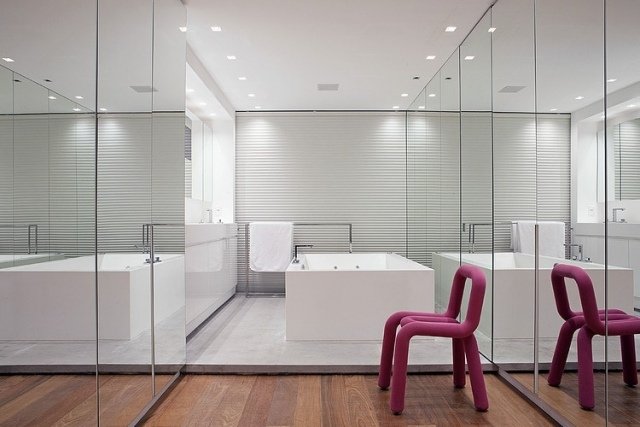 modern-badrum-design-vit-bad-badkar-kantig-konturer-spegel-vägg
