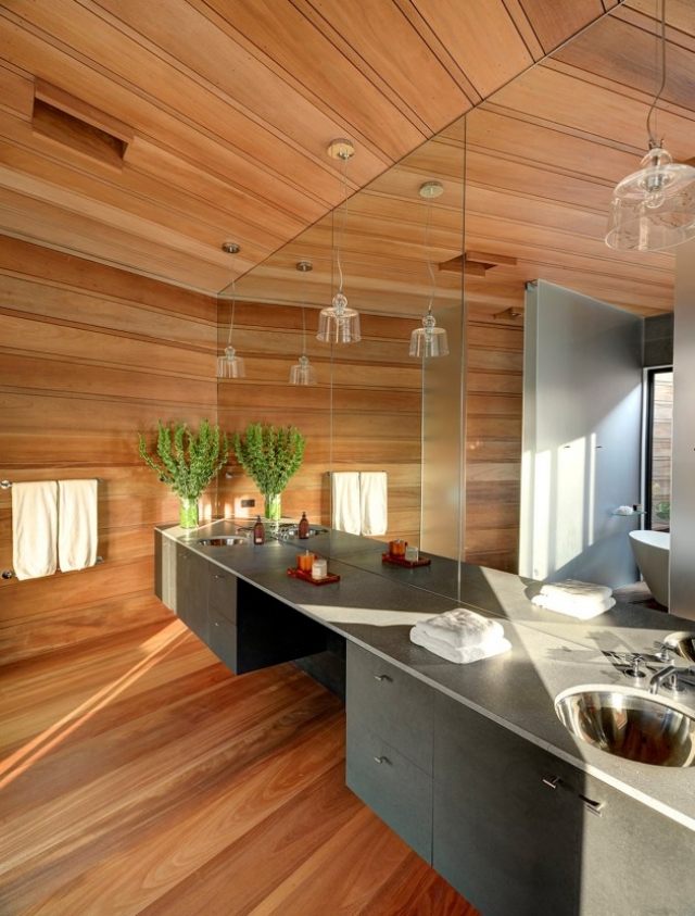 modernt-badrum-trä-väggbeklädnad-vägg-hög-spegel-diskbänk