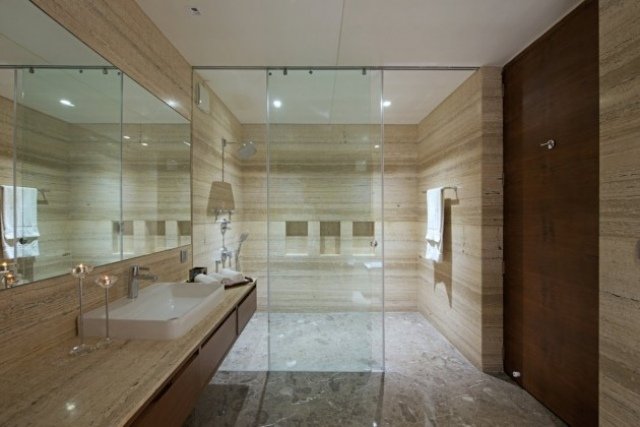 Vägggolvskakel-badrum-modern-design-glans-yta-dusch-golv-nivå