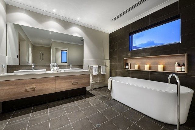 vägghängt-handfat-badrum-fristående-keramiskt badkar