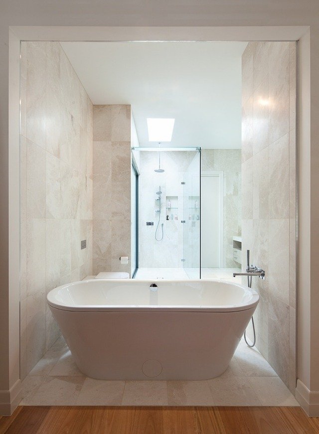 badrum-puristiska-möbler-kontinuerligt-kaklat-fristående badkar