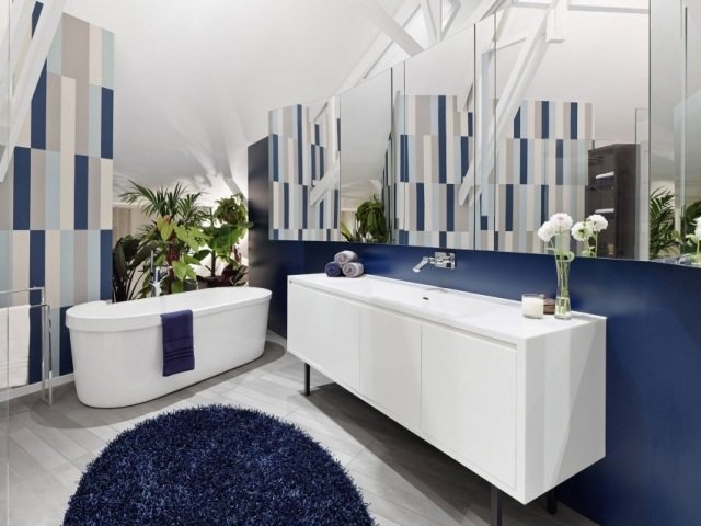 Badrum-kakel-nyanser av blå-vitt-handfat-skåp-badkar