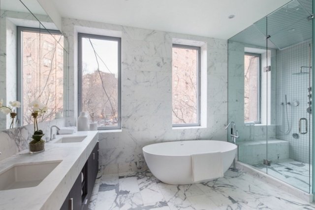 drömliknande-badrum-koncept-marmor-golv-väggar-design-ädel-enkel