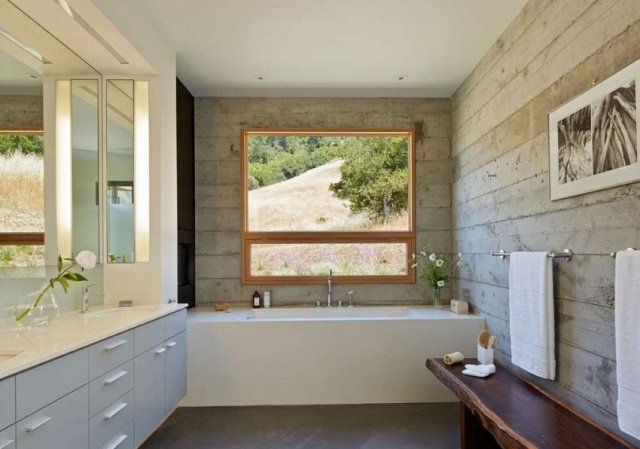 badrum-kontrast-material-glänsande-vit-yta-betong-rå-vägg