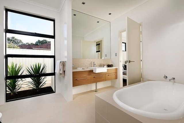 må-bra-badrum-enkel-design-vita-väggar-generöst-utrymme