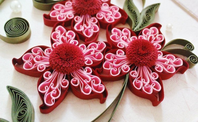 hantverk idéer med papper röd rosa blomma fransar DIY romantisk