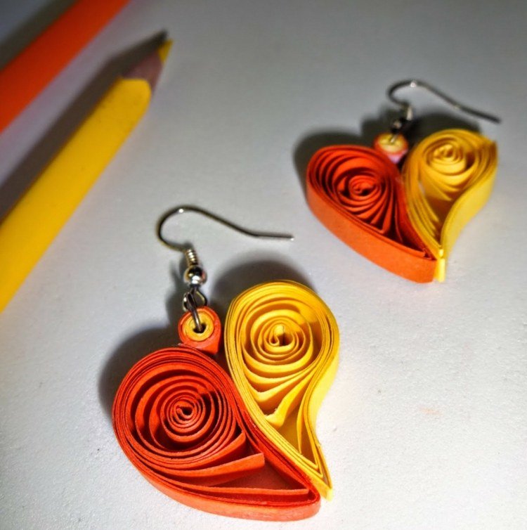 pyssla idéer med papper örhängen original ränder utsmyckade hjärta gul orange
