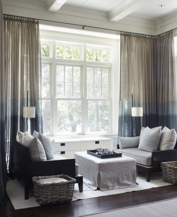 Sätt upp transparenta draperade gardiner ljuseffekter i vardagsrummet