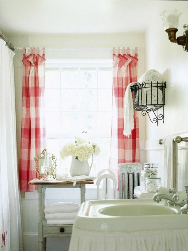 Shabby chic badrumsdesign vintage gardiner röda vita idéer integritetsskydd