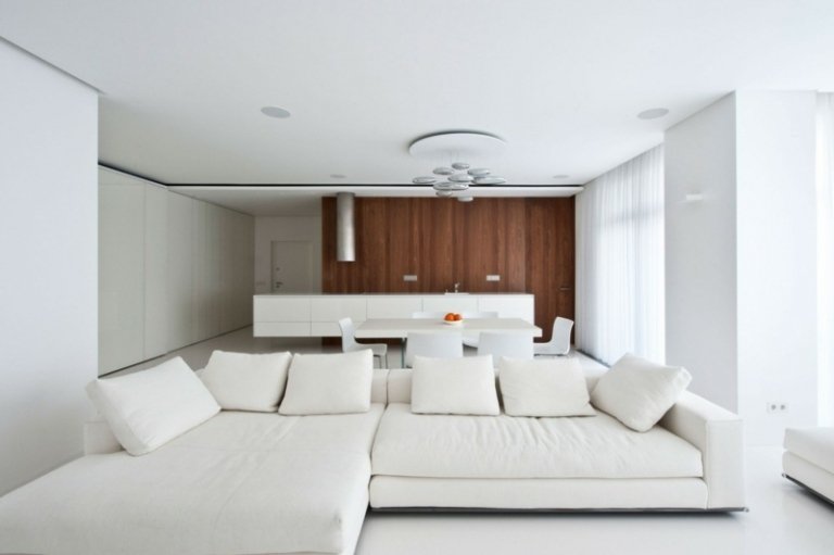vitt vardagsrum soffa kök modern minimalistisk trä accent