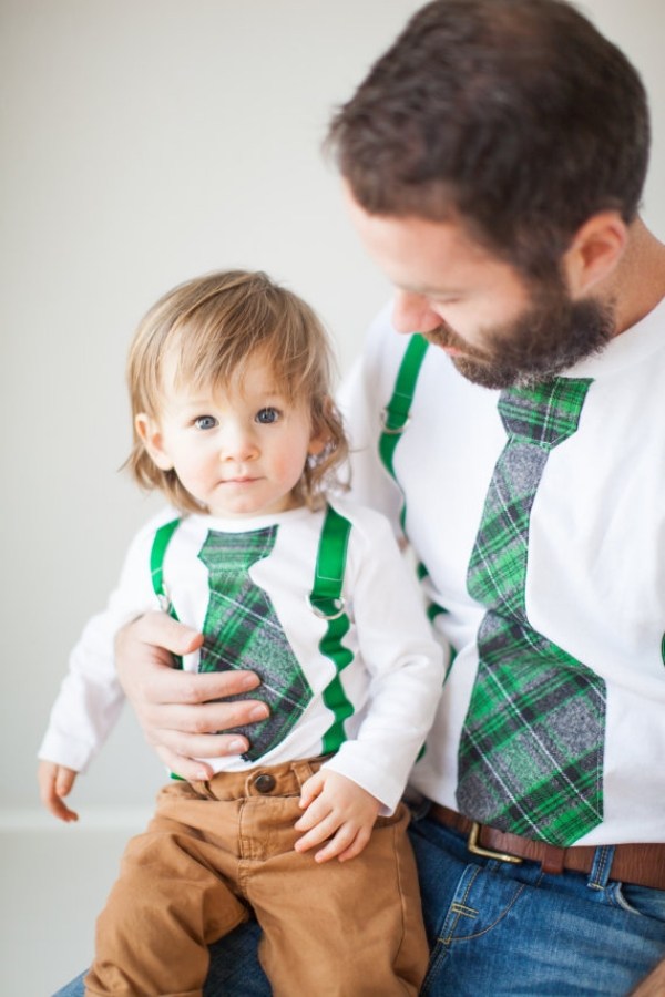 Far-baby-pojke-att-förvirra-liknande-kostym-med-slips