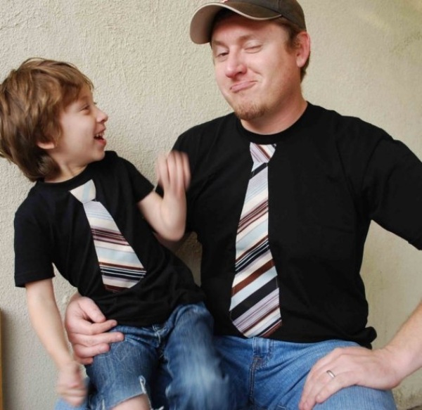 rolig-outfit-far-barn-idéer-svarta-t-shirts-med-slips