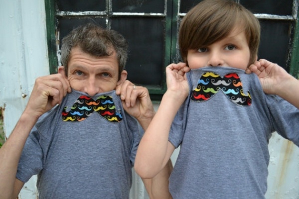 Mustasch-motiv-färgglada-roliga-identiska-T-shirts-för-far-son