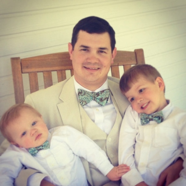 far-små-söner-klädda-identiskt-passar-med-slips-rosett