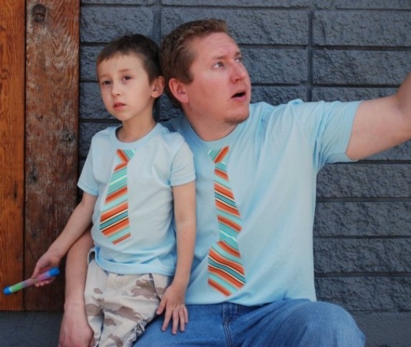 pappa-son-klädd-lika-blå-t-shirts-kortärmad-slips-tryck
