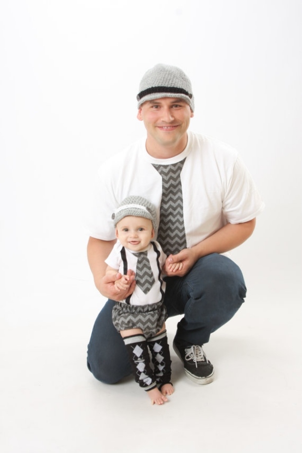 pappa-och-bebis-klädd-som-stickad hatt-långa strumpor
