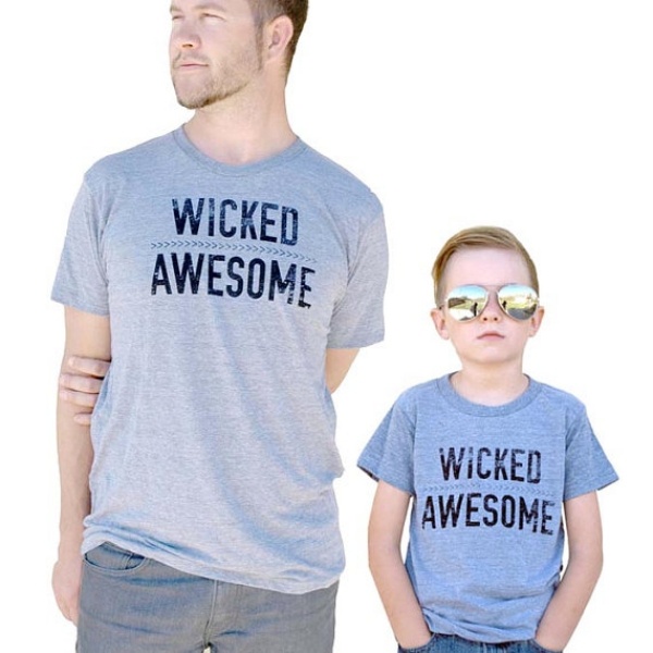 far-och-barn-klädda-lika-grå-kortärmade-t-shirts-med-bokstäver