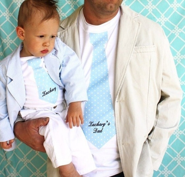 Far-och-barn-klädd-lika-mini-kostym-med-t-shirt-slips-blå