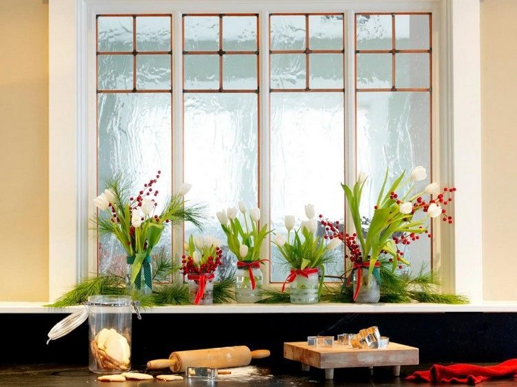 Windowsill-dekoration-inuti-jul-vita-tulpaner-röda-bär-sylt-glasögon
