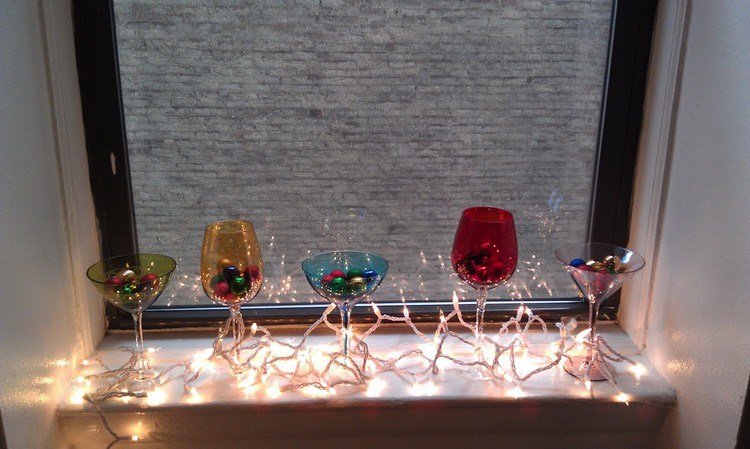 Fönsterbrädans dekoration interiör-jul-färgglada-glas-sagoljus