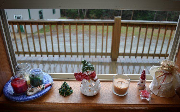 Windowsill-dekoration-inuti-jul-ljus-snögubbe-ängelfigur
