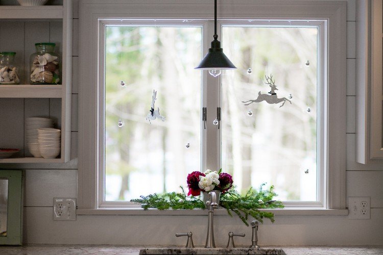Windowsill-dekoration-interiör-jul-kök-blommor-gran grenar-glasbollar