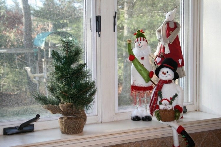 fönsterbrädan-dekoration-inuti-jul-mini-gran-träd-snögubbe-figurer