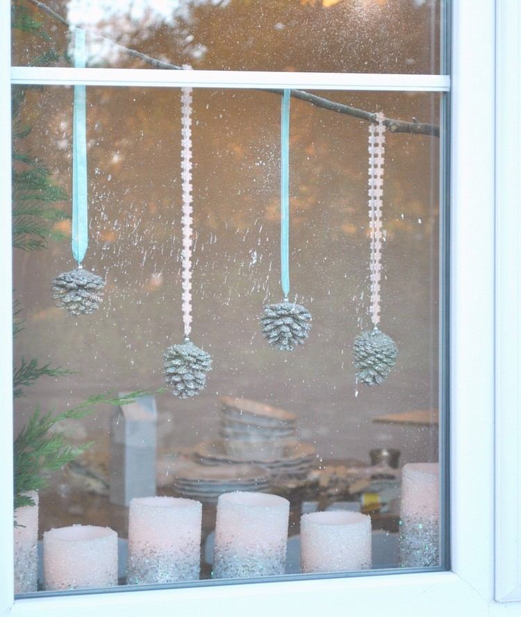 fönsterbrädan-dekoration-interiör-jul-pelare-ljus-silver-glitter